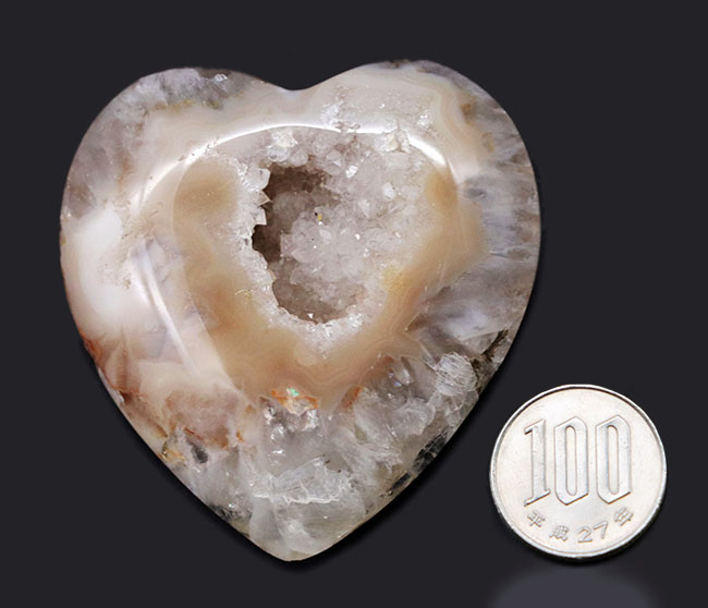 シュールな味わい。晶洞を加工したハート型の水晶クラスター(Quartz)(その8)