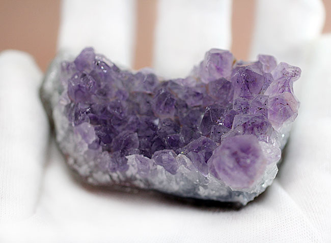 濁りのないノーブルカラー!気高さの象徴とされた紫色の鉱物、アメシスト原石(amethyst)(その9)