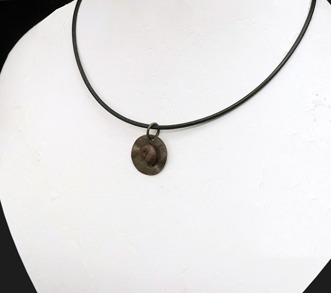 古生物をこよなく愛する貴方のための渋いアイテム！モロッコ産のアンモナイト（Ammonite）を使ったペンダントトップ（革紐付き）（その1）