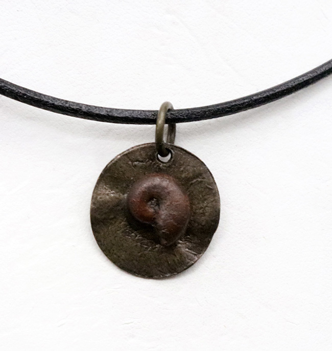 古生物をこよなく愛する貴方のための渋いアイテム！モロッコ産のアンモナイト（Ammonite）を使ったペンダントトップ（革紐付き）（その2）