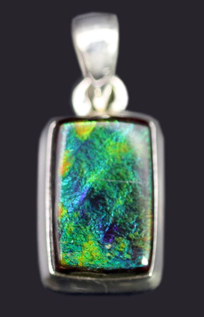 希少色のブルーを呈する、高品位なアンモライト(Ammolite)を使ったペンダントトップ。金具はスターリングシルバー。チェーン、黒紐、ジュエリーケース付き(その1)