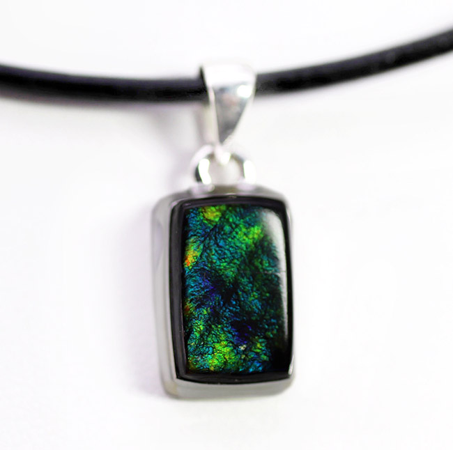 希少色のブルーを呈する、高品位なアンモライト(Ammolite)を使ったペンダントトップ。金具はスターリングシルバー。チェーン、黒紐、ジュエリーケース付き(その4)
