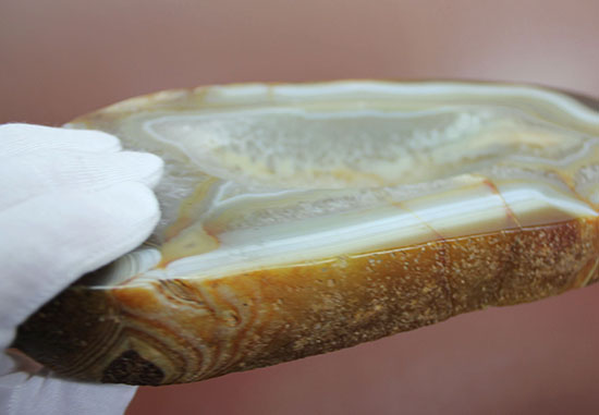 中央の窪み、あなたならどう活かす?高い人気を博す色彩豊かなブラジル産メノウ標本(Agate)(その10)