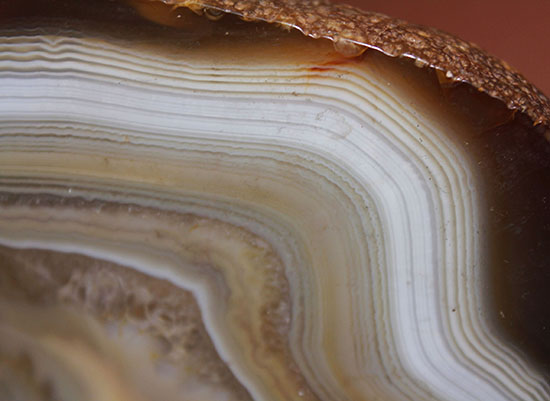 中央の窪み、あなたならどう活かす?高い人気を博す色彩豊かなブラジル産メノウ標本(Agate)(その12)