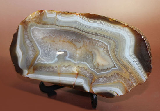 中央の窪み、あなたならどう活かす?高い人気を博す色彩豊かなブラジル産メノウ標本(Agate)(その13)