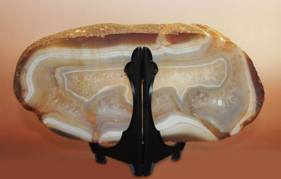中央の窪み、あなたならどう活かす?高い人気を博す色彩豊かなブラジル産メノウ標本(Agate)(その14)