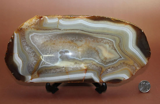 中央の窪み、あなたならどう活かす?高い人気を博す色彩豊かなブラジル産メノウ標本(Agate)(その15)