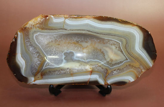 中央の窪み、あなたならどう活かす?高い人気を博す色彩豊かなブラジル産メノウ標本(Agate)(その3)