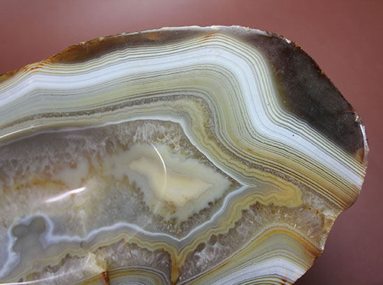 中央の窪み、あなたならどう活かす?高い人気を博す色彩豊かなブラジル産メノウ標本(Agate)(その4)
