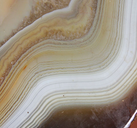中央の窪み、あなたならどう活かす?高い人気を博す色彩豊かなブラジル産メノウ標本(Agate)(その5)