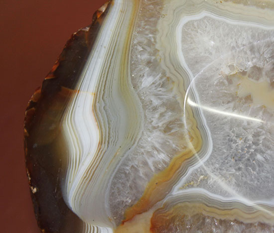 中央の窪み、あなたならどう活かす?高い人気を博す色彩豊かなブラジル産メノウ標本(Agate)(その6)