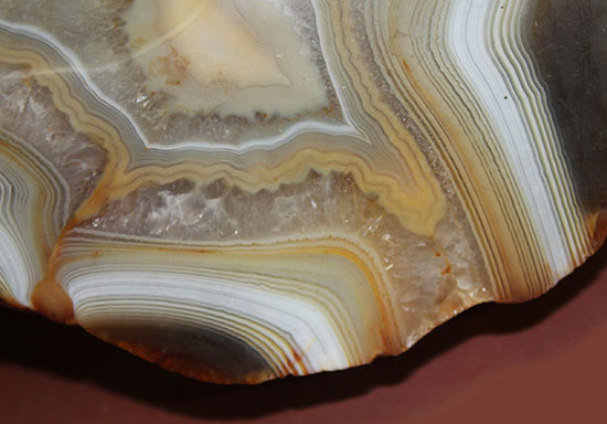 中央の窪み、あなたならどう活かす?高い人気を博す色彩豊かなブラジル産メノウ標本(Agate)(その7)