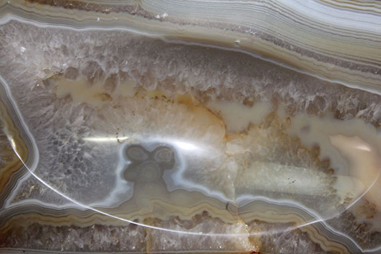 中央の窪み、あなたならどう活かす?高い人気を博す色彩豊かなブラジル産メノウ標本(Agate)(その8)