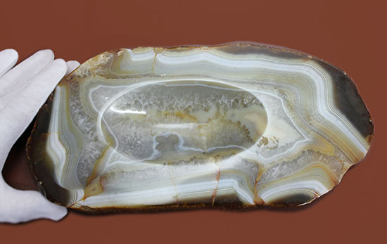 中央の窪み、あなたならどう活かす?高い人気を博す色彩豊かなブラジル産メノウ標本(Agate)(その9)