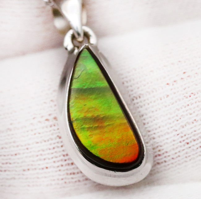 強い発色!さわやかな色合いにご注目!宝石アンモライト(Ammolite)を使ったペンダントトップ。金具はスターリングシルバー。チェーン、革紐、ジュエリーケース付き(その4)