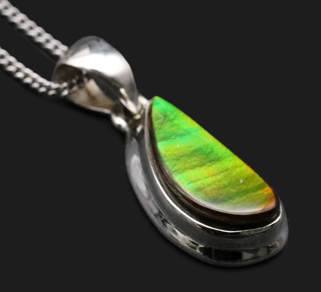 強い発色!さわやかな色合いにご注目!宝石アンモライト(Ammolite)を使ったペンダントトップ。金具はスターリングシルバー。チェーン、革紐、ジュエリーケース付き(その6)