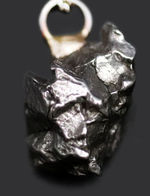 人気！カンポ・デル・シエロ（Campo del Cielo）を使った鉄隕石ペンダントトップ。（シルバーチェーン、高級ジュエリーケース付き。）