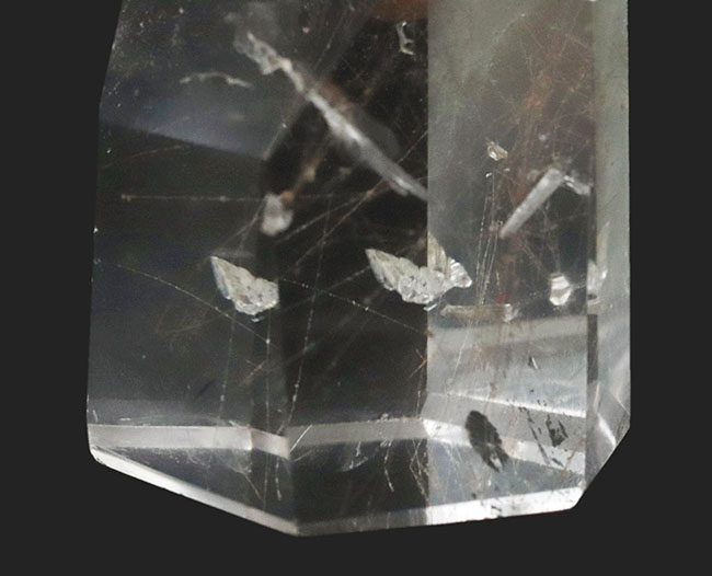 天使の髪と形容される細い赤褐色のラインが見られる特殊な石英、ルチルクォーツ（Rutilated Quartz）（その3）