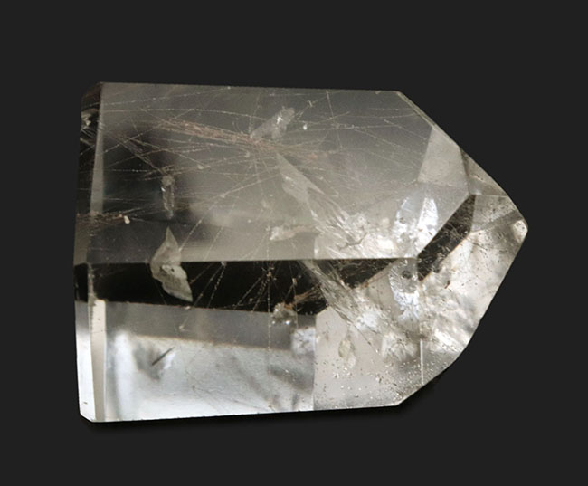 天使の髪と形容される細い赤褐色のラインが見られる特殊な石英、ルチルクォーツ（Rutilated Quartz）（その4）