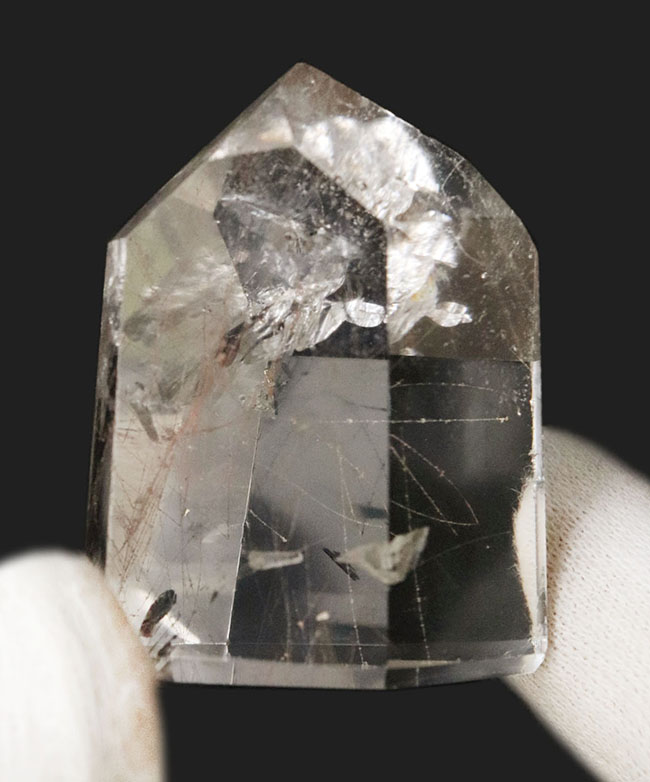 天使の髪と形容される細い赤褐色のラインが見られる特殊な石英、ルチルクォーツ（Rutilated Quartz）（その5）