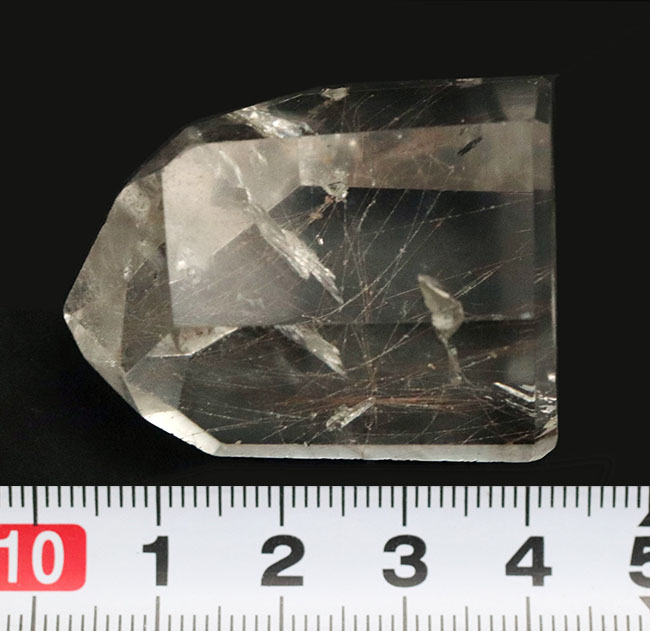 天使の髪と形容される細い赤褐色のラインが見られる特殊な石英、ルチルクォーツ（Rutilated Quartz）（その7）