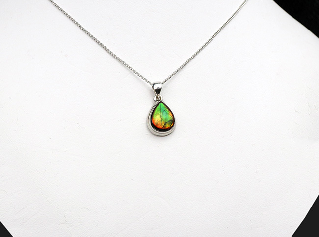 遊色アンモナイトの王様、カナダ産のアンモ”ラ”イト(Ammolite)を使った、ティアドロップ型のペンダントトップ。金具はスターリングシルバー。(シルバーチェーン、革紐、ジュエリーケース付き)(その2)