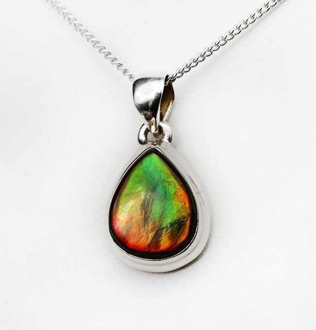 遊色アンモナイトの王様、カナダ産のアンモ”ラ”イト(Ammolite)を使った、ティアドロップ型のペンダントトップ。金具はスターリングシルバー。(シルバーチェーン、革紐、ジュエリーケース付き)(その3)
