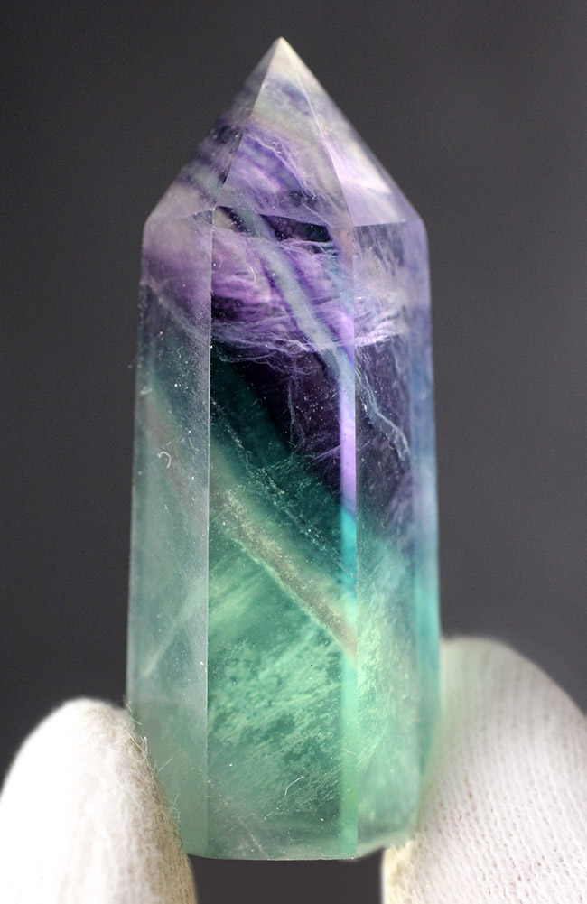 緑と紫が斜めに入った珍しいタイプ、人気の鉱物、レインボーフローライト（Fluorite）（その1）