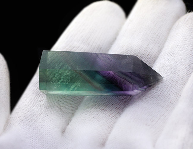 緑と紫が斜めに入った珍しいタイプ、人気の鉱物、レインボーフローライト（Fluorite）（その4）