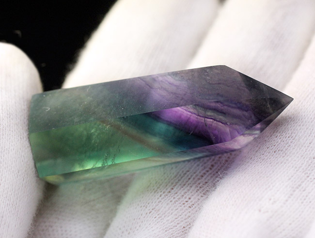 緑と紫が斜めに入った珍しいタイプ、人気の鉱物、レインボーフローライト（Fluorite）（その6）