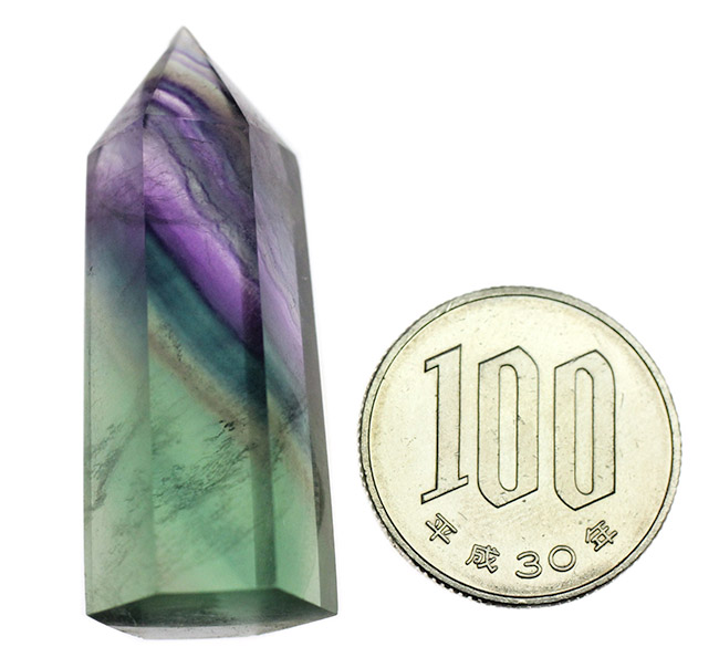 緑と紫が斜めに入った珍しいタイプ、人気の鉱物、レインボーフローライト（Fluorite）（その7）