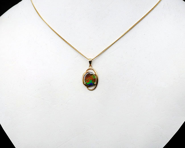 化石ファン垂涎のジュエリー！極上のアンモライト（Ammolite）を使ったペンダントトップ。金具は１４金といたれりつくせり！（チェーン、革紐、ジュエリーケース付き）（その2）