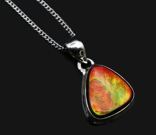 多彩な色が見られます!ワンランク上の輝き。赤やオレンジ、グリーン色を奏でるアンモライト(Ammolite)ペンダントトップ。(チェーン、革紐、ジュエリーケース付き)(その1)