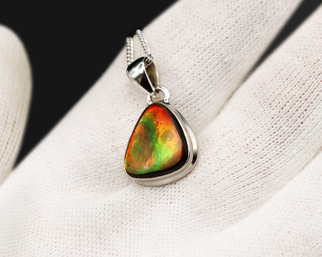 多彩な色が見られます!ワンランク上の輝き。赤やオレンジ、グリーン色を奏でるアンモライト(Ammolite)ペンダントトップ。(チェーン、革紐、ジュエリーケース付き)(その2)