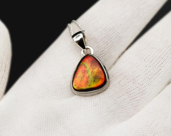 多彩な色が見られます!ワンランク上の輝き。赤やオレンジ、グリーン色を奏でるアンモライト(Ammolite)ペンダントトップ。(チェーン、革紐、ジュエリーケース付き)(その3)