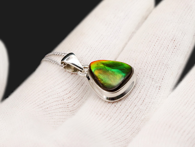 多彩な色が見られます!ワンランク上の輝き。赤やオレンジ、グリーン色を奏でるアンモライト(Ammolite)ペンダントトップ。(チェーン、革紐、ジュエリーケース付き)(その4)
