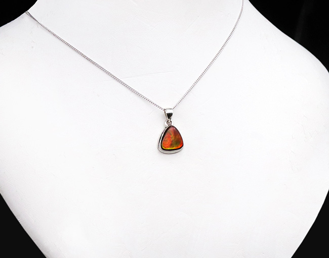 多彩な色が見られます!ワンランク上の輝き。赤やオレンジ、グリーン色を奏でるアンモライト(Ammolite)ペンダントトップ。(チェーン、革紐、ジュエリーケース付き)(その5)