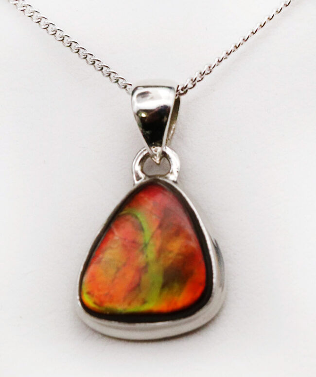 多彩な色が見られます!ワンランク上の輝き。赤やオレンジ、グリーン色を奏でるアンモライト(Ammolite)ペンダントトップ。(チェーン、革紐、ジュエリーケース付き)(その6)