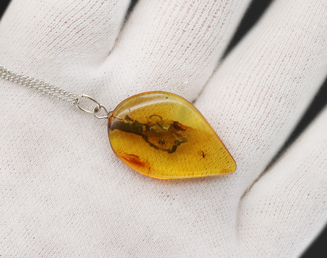 羽虫や植物片を内包した、リーフ型バルト海産の琥珀ペンダントトップ(シルバーチェーン、高級ジュエリーケース付き)(その6)