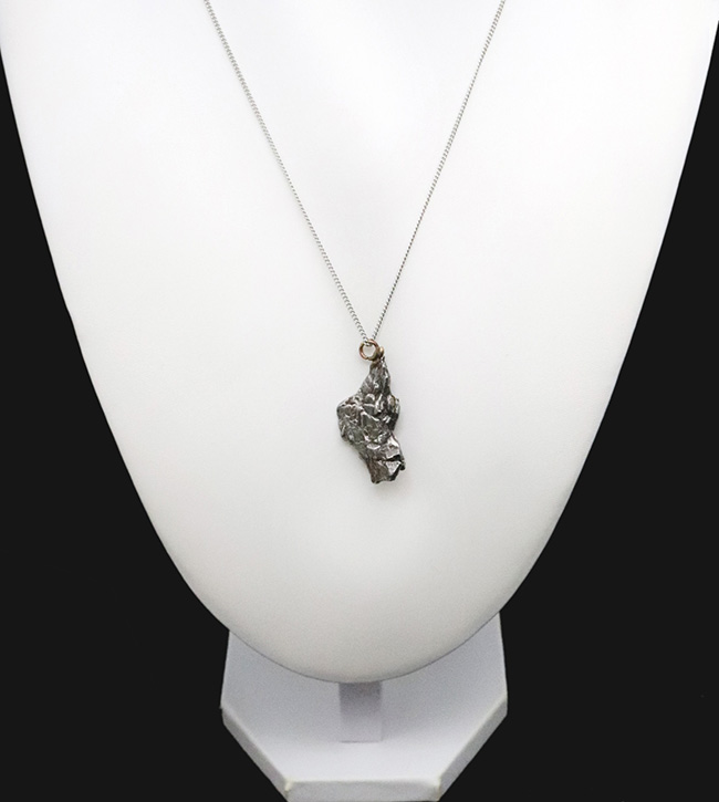 個性的なアイテムをお探しの貴方に！約5000年前に地球に落下した、最も名の知られた鉄隕石、カンポ・デル・シエロのペンダントトップ（シルバーチェーン＆高級ジュエリーケース付き）（その2）