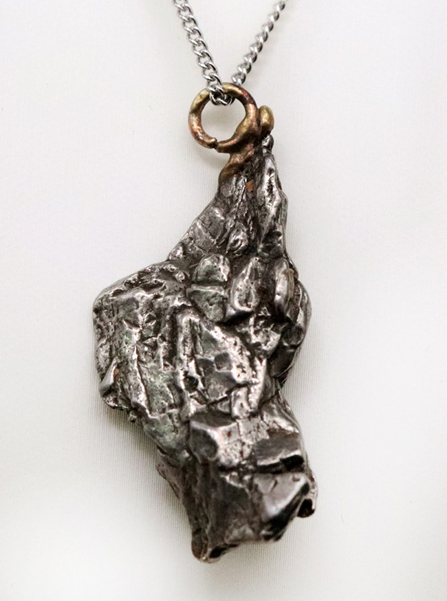 個性的なアイテムをお探しの貴方に！約5000年前に地球に落下した、最も名の知られた鉄隕石、カンポ・デル・シエロのペンダントトップ（シルバーチェーン＆高級ジュエリーケース付き）（その3）