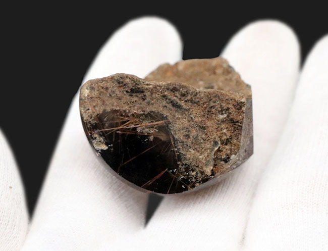 ルチル(金鉱石)が含まれた自然の風合いを色濃く残した水晶(Rutilated Quartz)(その4)