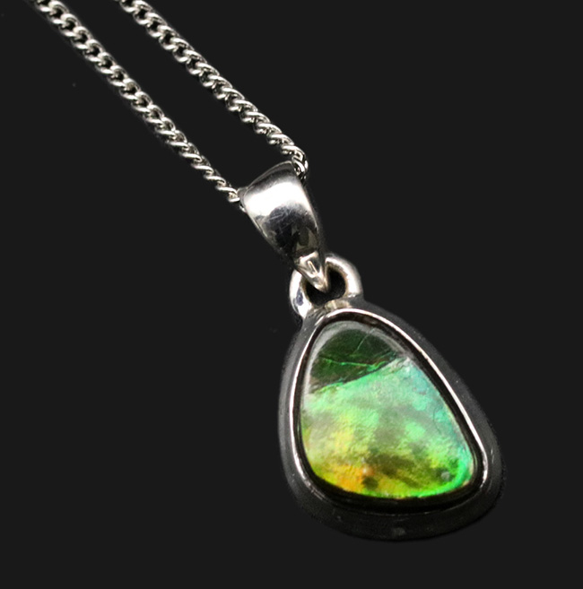 ready-to-use!ナチュラルなシェイプが愛らしい、宝石アンモライト(Ammolite)を使ったペンダントトップ。金具はスターリングシルバー。チェーン、革紐、ジュエリーケース付き(その1)