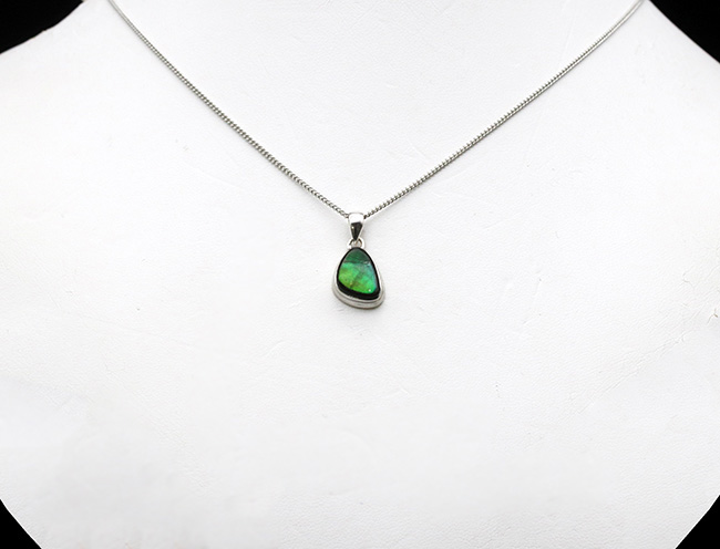 ready-to-use!ナチュラルなシェイプが愛らしい、宝石アンモライト(Ammolite)を使ったペンダントトップ。金具はスターリングシルバー。チェーン、革紐、ジュエリーケース付き(その2)