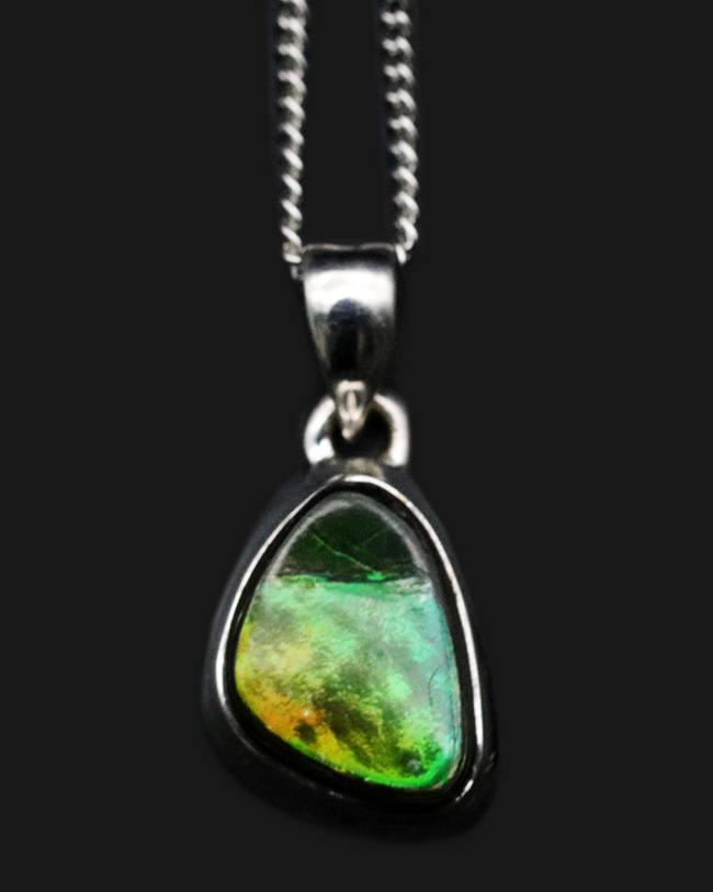 ready-to-use!ナチュラルなシェイプが愛らしい、宝石アンモライト(Ammolite)を使ったペンダントトップ。金具はスターリングシルバー。チェーン、革紐、ジュエリーケース付き(その3)