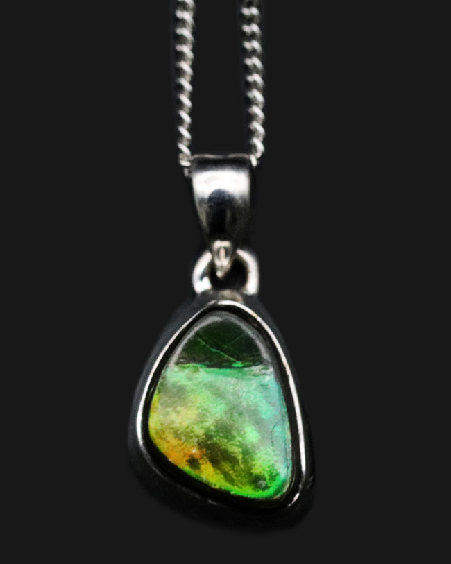 ready-to-use！ナチュラルなシェイプが愛らしい、宝石アンモライト（Ammolite）を使ったペンダントトップ。金具はスターリングシルバー。チェーン、革紐、ジュエリーケース付き（その3）