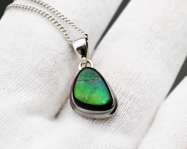 ready-to-use!ナチュラルなシェイプが愛らしい、宝石アンモライト(Ammolite)を使ったペンダントトップ。金具はスターリングシルバー。チェーン、革紐、ジュエリーケース付き(その4)