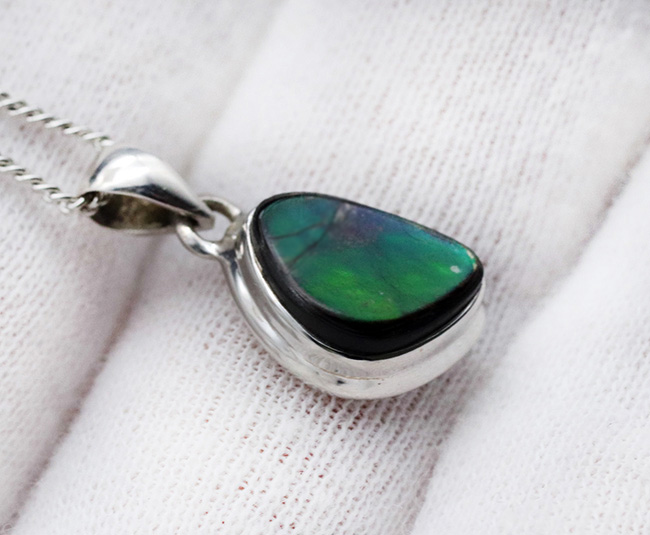 ready-to-use!ナチュラルなシェイプが愛らしい、宝石アンモライト(Ammolite)を使ったペンダントトップ。金具はスターリングシルバー。チェーン、革紐、ジュエリーケース付き(その5)