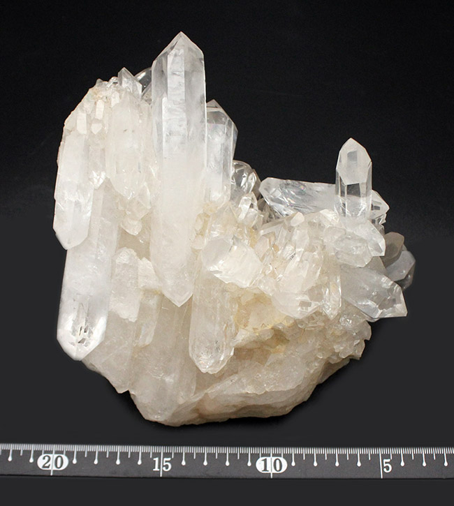 1800グラムを超える大きなロッククリスタル（無色透明の自然