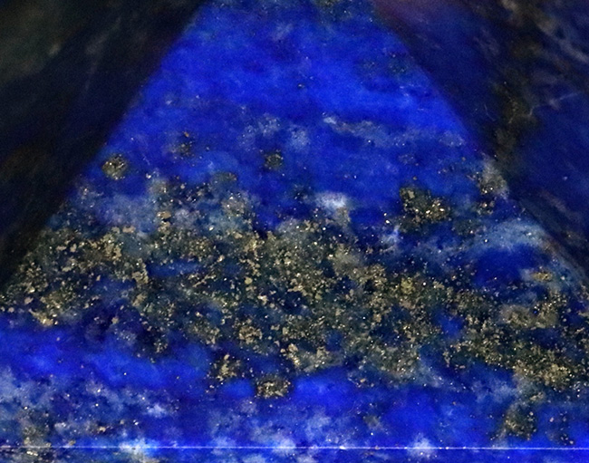 高貴な色、ブルーを呈する、ピラミッド型にカットされた、アフガニスタン産の天然ラピスラズリ(Lapis lazuli)の高品位標本(その2)